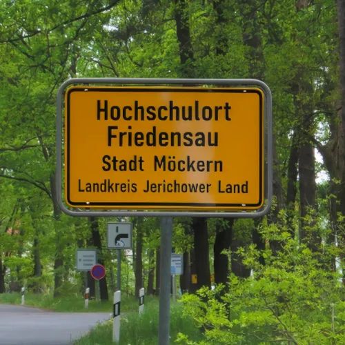 Stadt Möckern im Rahmen einer kleinen feierlichen Zusammenkunft dem Ort Friedensau die offizielle Ortsbezeichnung „Hochschulort Friedensau“
